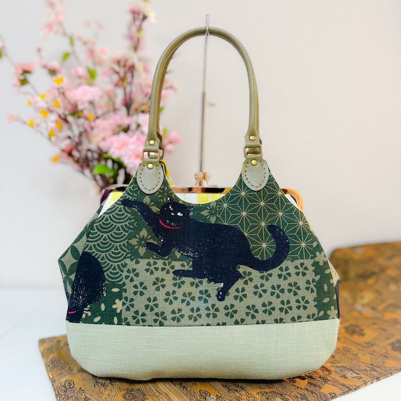 パッチ和ーク黒猫柄(グリーン)あおりがま口バッグ | Zeppink