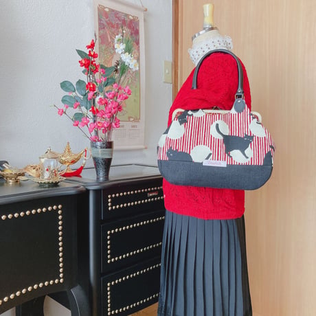 黒猫ストライプ柄-ぬばたま-あおりがま口バッグ・赤色