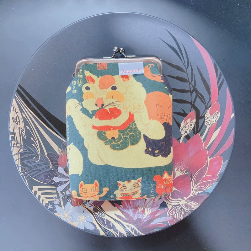 あやかし招き猫柄縦型がま口ポーチ | Zeppink