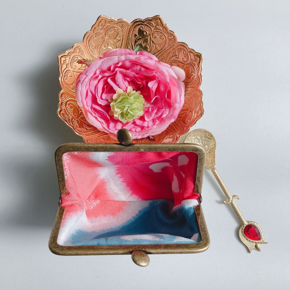 イエローブーケのがま口ポーチ　手刺繍　ハンドメイド お気にいる】 イエローブーケのがま口ポーチ 手刺繍