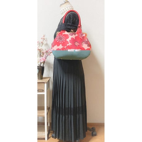 切り絵風桜柄あおりがま口バッグ・レッド