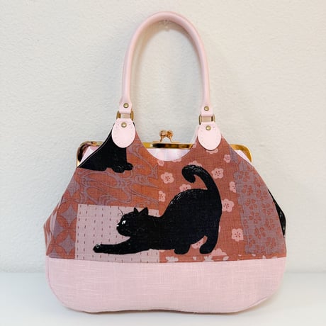 パッチ和ーク黒猫柄(ピンク)あおりがま口バッグ