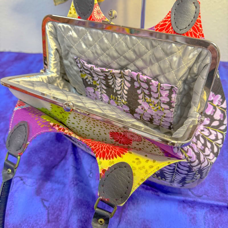 専用ページです。 ハンドメイド あおりがま口バッグ 6/25(水)21時から新作全5点の販売を開始します。 祝福あおり