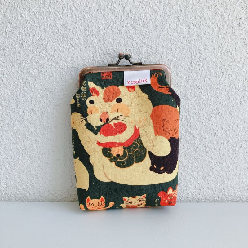 あやかし招き猫柄縦型がま口ポーチ | Zeppink