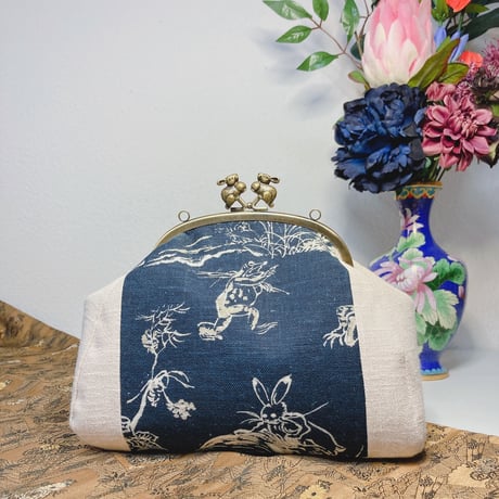 鳥獣戯画柄がま口バッグ(紺A)