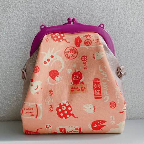 あやかしいちごミルクプラスチック口金がま口バッグ
