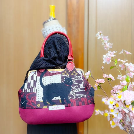 パッチ和ーク黒猫柄(レッド)あおりがま口バッグ