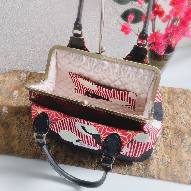 黒猫 スタチュー 赤いバッグ付き カメオローズ刺繍スクエアがま口バッグ/an another angelus