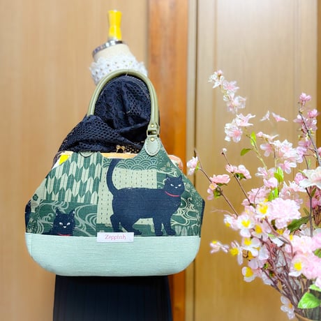 パッチ和ーク黒猫柄(グリーン)あおりがま口バッグ
