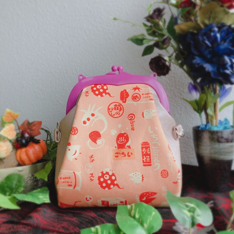 あやかしいちごミルクプラスチック口金がま口バッグ | Zeppink