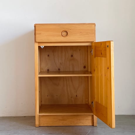 Solid Pine Cabinet from Les Arcs / Les Arcs architectural team