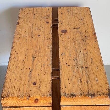2 Planks Stool for "Les Arcs" / Les Arcs architect team /7