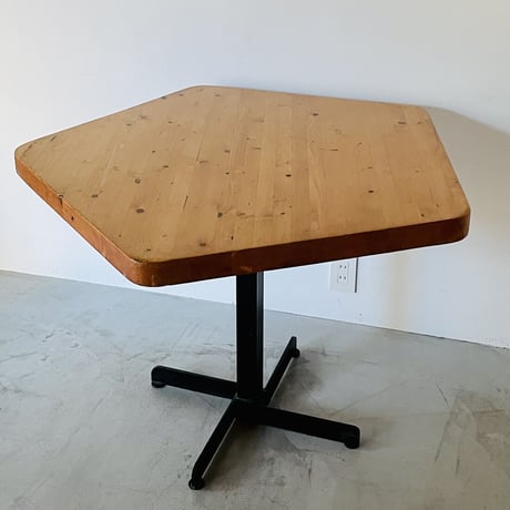 Pentagon Table for "Arcs1800" / Charlotte Perriand