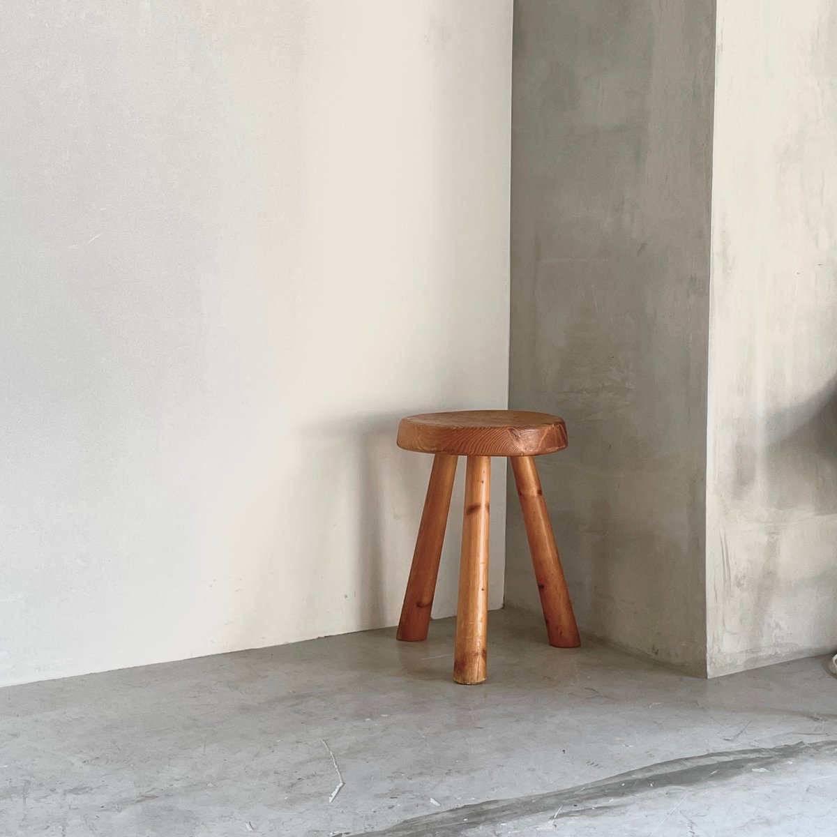 スツール Charlotte Perriand Tripod Stool スツール Charlotte Perriand Tripod Stool Tripod Stool from