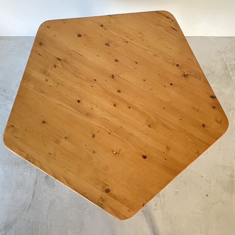 Pentagon Table for "Arcs1800" / Charlotte Perriand
