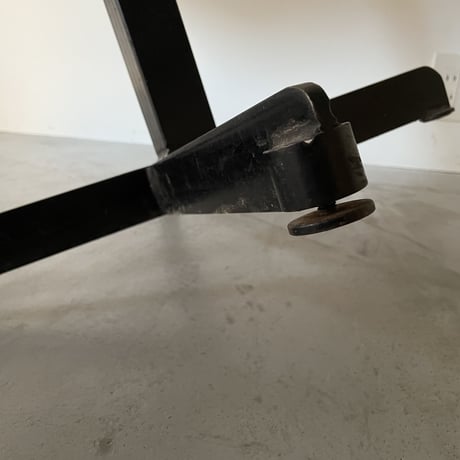 Pentagon Table for "Arcs1800" / Charlotte Perriand
