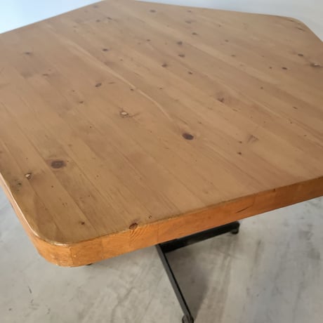 Pentagon Table for "Arcs1800" / Charlotte Perriand