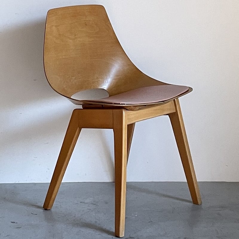 Tonneau Chair-Wood Leg-Pink Seat / Pierre Guari