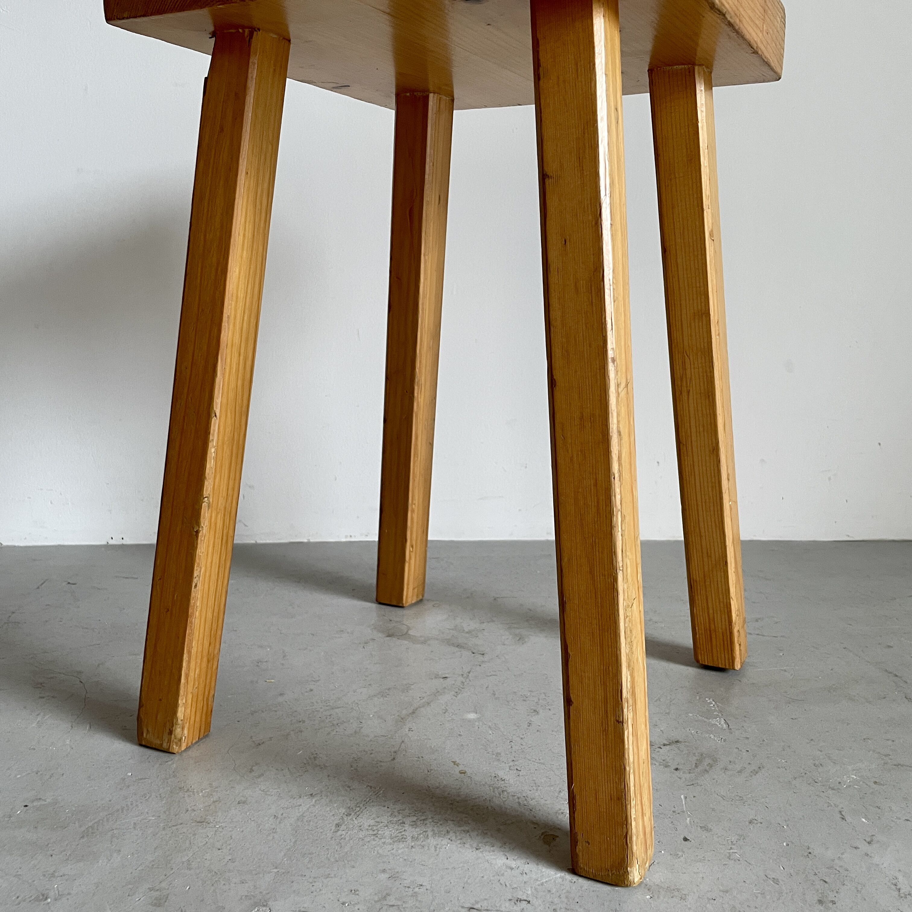 Square Seat Stool for Les arcs-5 / Charlotte Pe