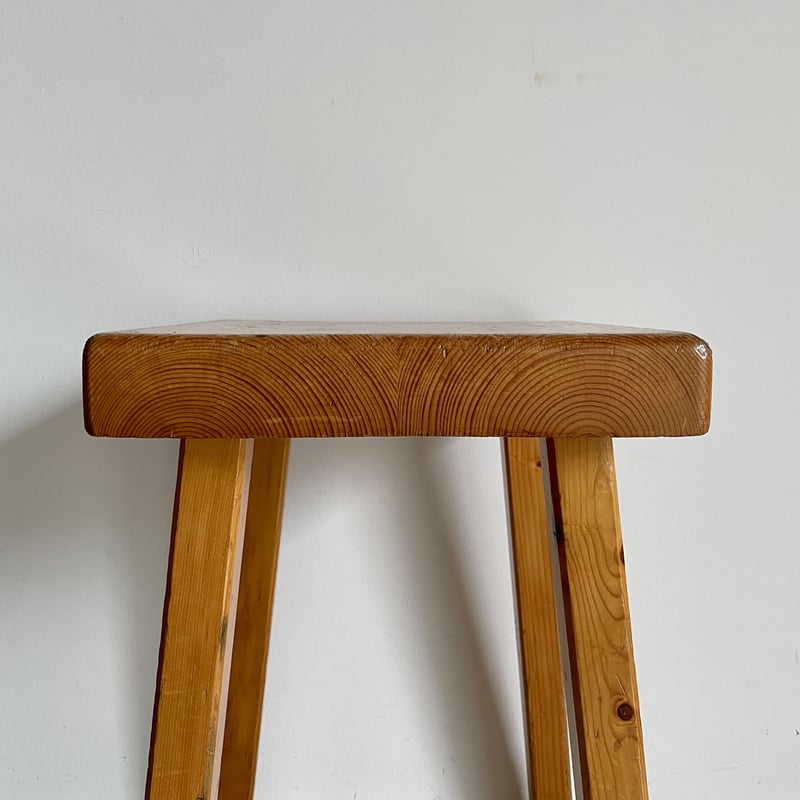 Square Seat Stool for Les arcs-4 / Charlotte Pe