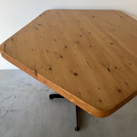 Pentagon Table for "Arcs1800" / Charlotte Perriand