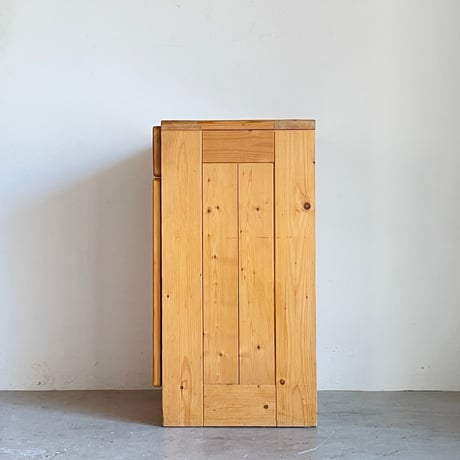 Solid Pine Cabinet from Les Arcs / Les Arcs architectural team