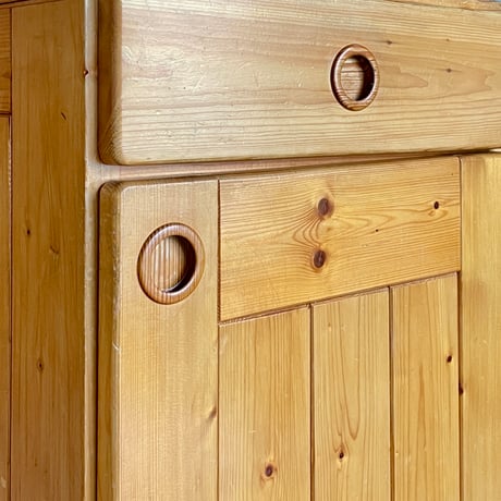 Solid Pine Cabinet from Les Arcs / Les Arcs architectural team