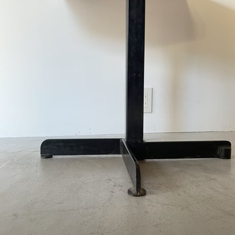 Pentagon Table for "Arcs1800" / Charlotte Perriand