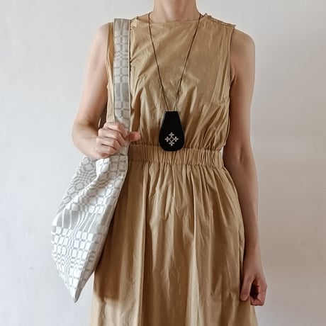 モチーフ刺繍・巾着ペンダント　黒（DKSP-BK）