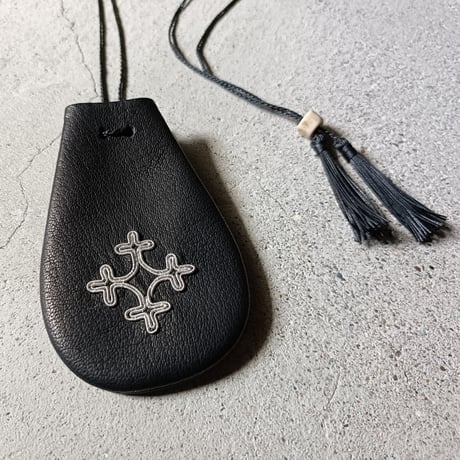 モチーフ刺繍・巾着ペンダント　黒（DKSP-BK）