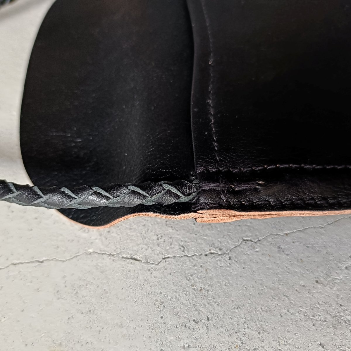 ヌイトメル　フラップサコッシュ 黒80cm フラップサコッシュ｜BIGI online store - ビギ オンラインストア