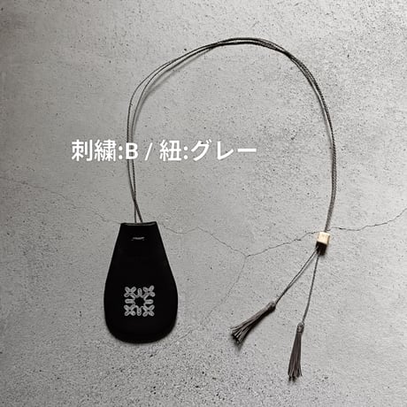 モチーフ刺繍・巾着ペンダント　黒（DKSP-BK）