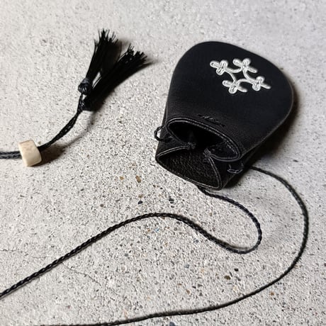 モチーフ刺繍・巾着ペンダント　黒（DKSP-BK）