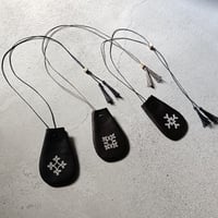 モチーフ刺繍・巾着ペンダント　黒（DKSP-BK）