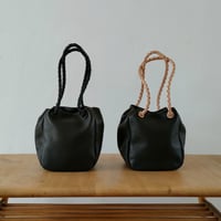 手触りムッチリ！丈夫なゴートレザー　本革巾着袋　ブラック　ハンドメイド　山羊 手触りムッチリ！丈夫なゴートレザー 本革巾着袋 ブラック