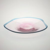 おおやぶみよ＿モールリーフ浅鉢（アクアブルー縁ピンク） | HIZUKI