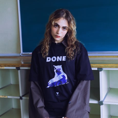 "DONE" PRINT TEE / black