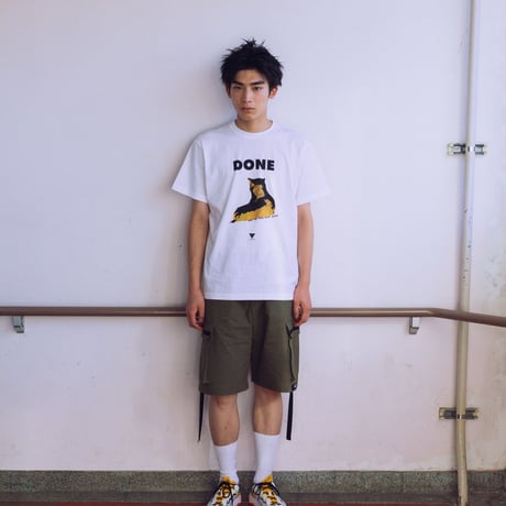 "DONE" PRINT TEE / white