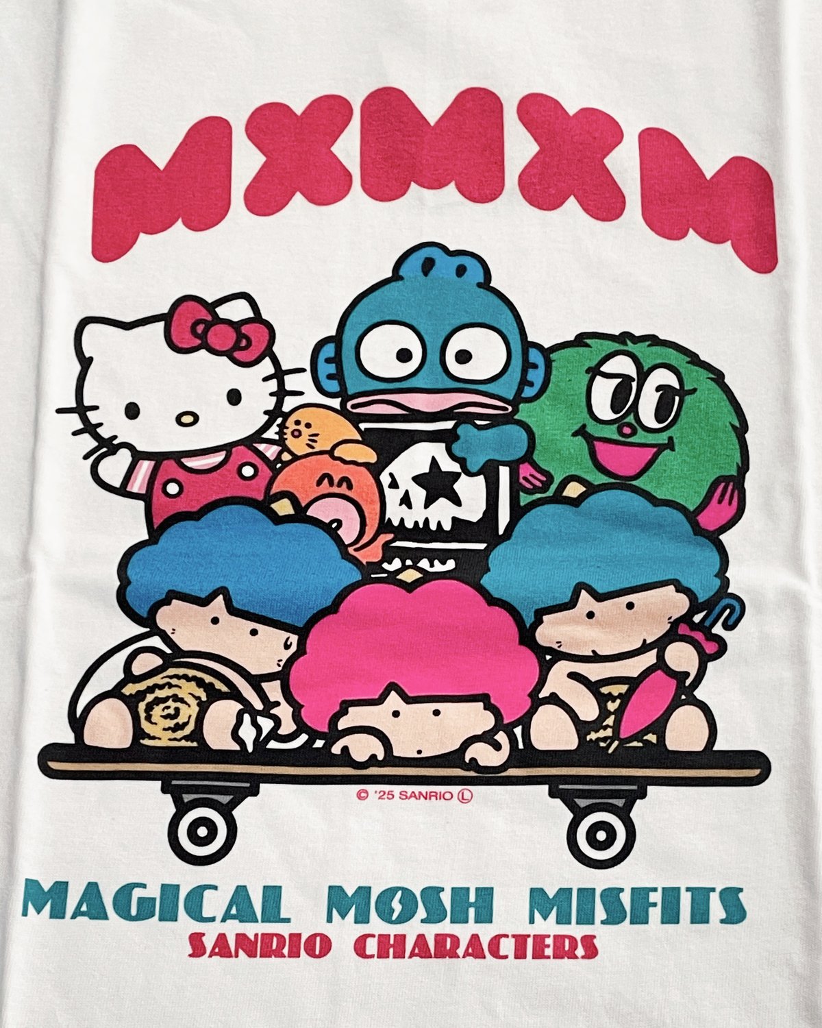 SANRIO CHARACTERS x MxMxM “なかよしスケートボード” TEE | d