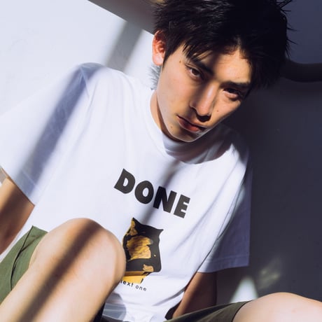 "DONE" PRINT TEE / white
