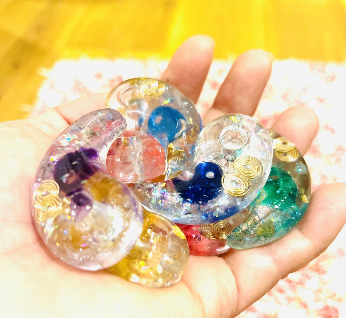 【ローザ】レッドクラック水晶のたこちゃん形オルゴナイト☆他５点 オルゴナイト】5種類の天然石 ピラミッド型 アメジスト＋黒曜石