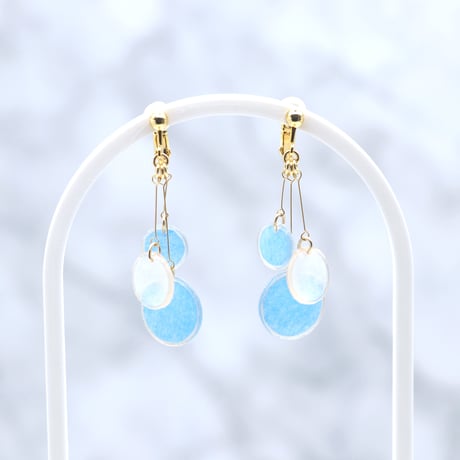美濃和紙のバブルイヤリング・ピアス｜軽やかな和モダンスタイル｜水色