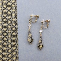 キラッと輝く変形ひし形【美濃和紙のイヤリング/ピアス】黒-麻の葉