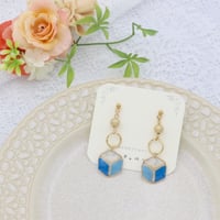 キューブ風3色＊美濃和紙のイヤリング/ピアス＊ブルー