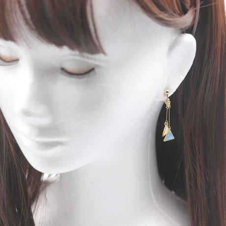 揺れるちっちゃな三角【美濃和紙のイヤリング/ピアス】水色×白