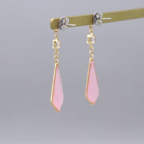 キラッと輝く変形ひし形＊美濃和紙のイヤリング/ピアス＊ピンク