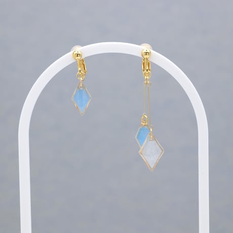 ひし形アシメ【美濃和紙のイヤリング/ピアス】水色×白