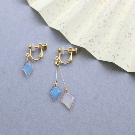 ひし形アシメ【美濃和紙のイヤリング/ピアス】水色×白