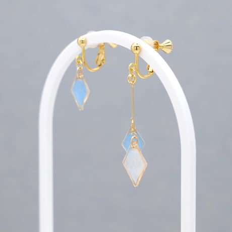 ひし形アシメ【美濃和紙のイヤリング/ピアス】水色×白