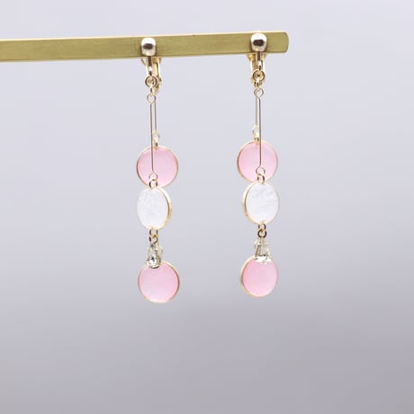 前後で揺れる水玉＊美濃和紙のイヤリング/ピアス＊白×ピンク